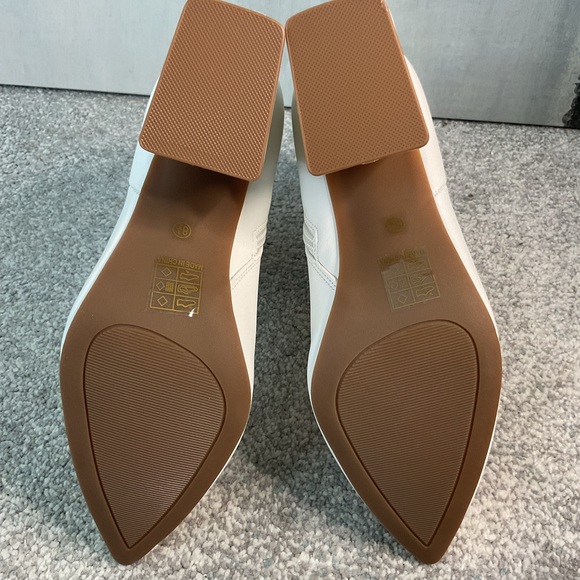 Journee Collection Tabbie Ankle Bootie in White - Size 8.5 (NWOB) - Picture 9 of 9